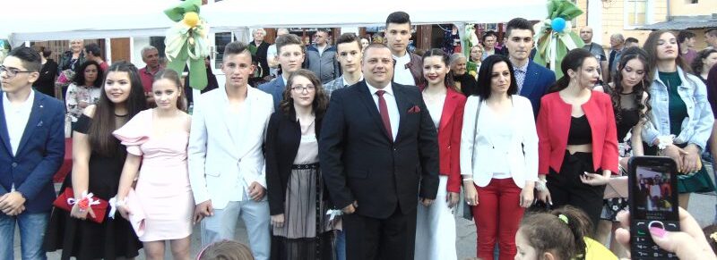 Цветови за полуматурантките и желби за успех за сите полуматуранти од Крушево