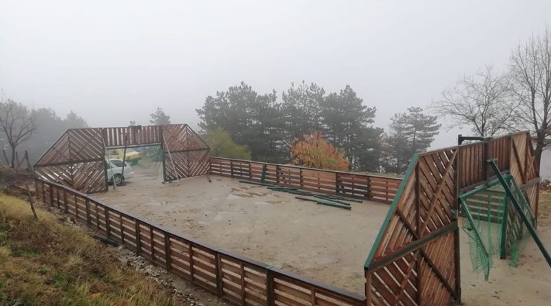 Два тендери: Набавка на јаловина и вештачка трева за игралиштето на Струнга