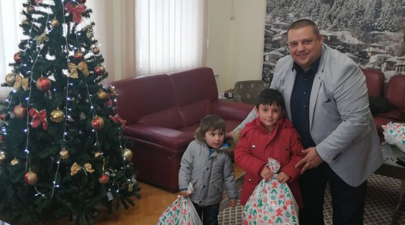 Градоначалникот Христоски додели пакетчиња на децата од вработените во општина Крушево