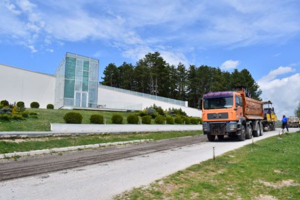 Нов асфалт од спомен куќата на Тоше до влез на Крушево