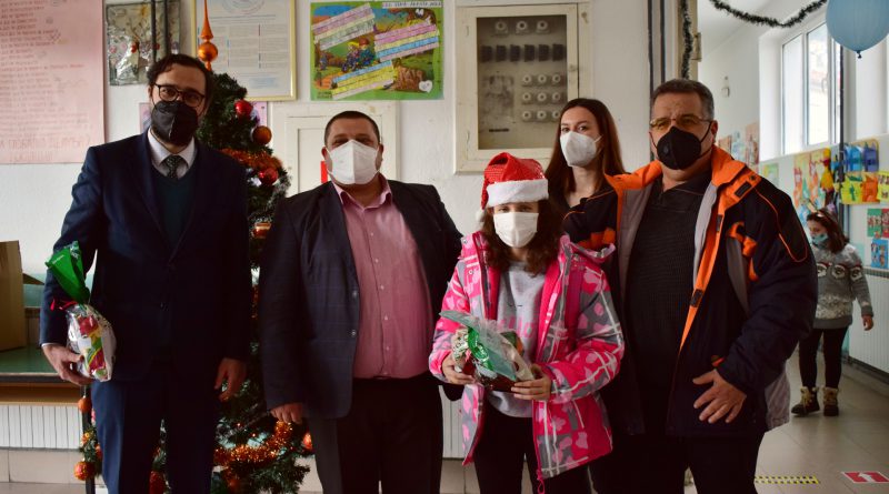 Пакетчиња за учениците од 3-то и 4-то одд. од Управата за унапредување на јазиците на заедниците