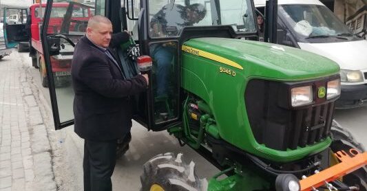 Пристигна новиот трактор со плуг за снег и соларка
