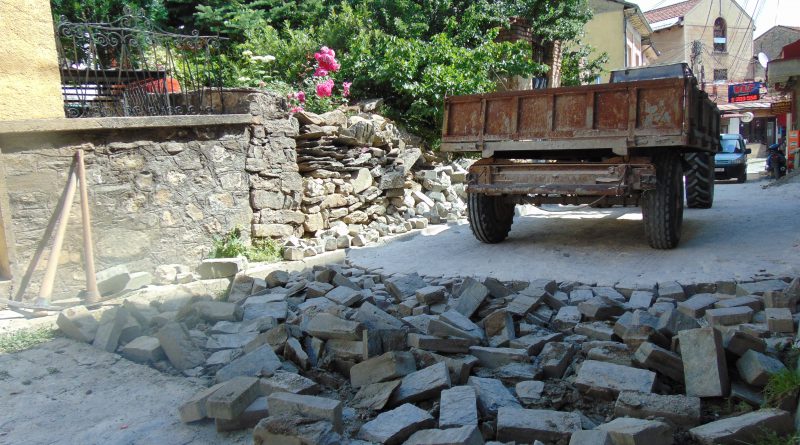 Продолжува реконструкција на улица во центарот на Крушево