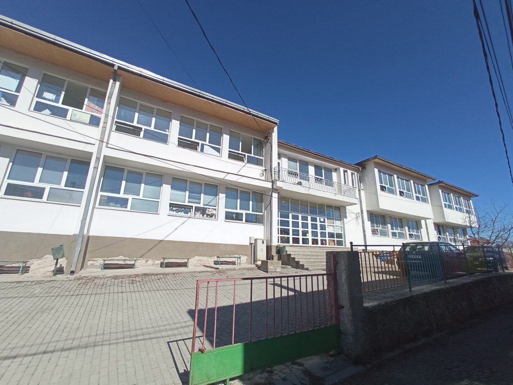 Реконструкција на кровна конструкција и фискултурна сала во ОУ Никола Карев