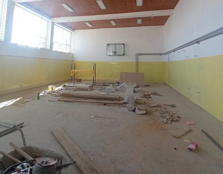 Реконструкцијата на спортската сала, кровната конструкција и тоалетите во ООУ Никола Карев – Крушево