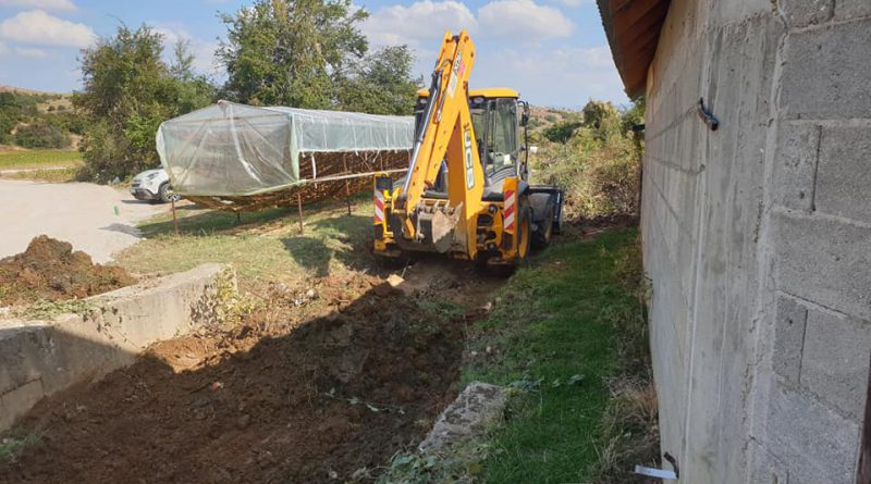 Се чистат канали во Јакреново, подготовка за асфалтирање на пат