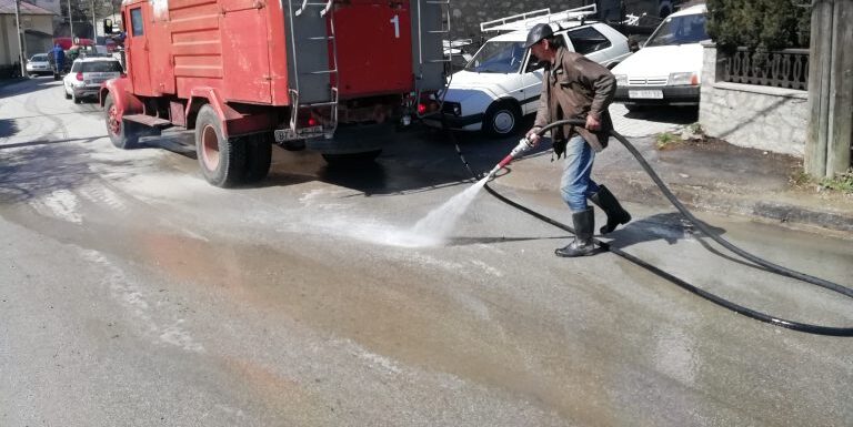 Се чисти главната улица во Крушево со асистенција на противпожарната служба