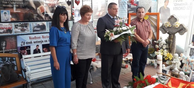 Со рози пречекани маратонците во чест на Тоше