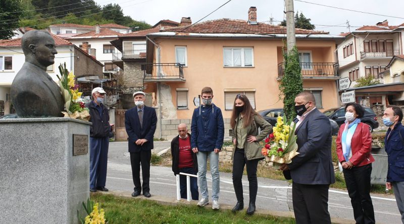 Со свежо цвеќе пред споменикот одбележан патрониот празник на СОУ „Наум Наумовски Борче“