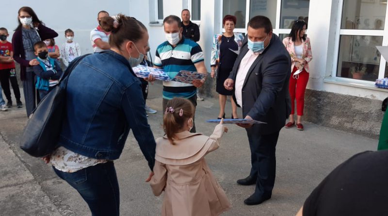 Со училиштен прибор и бонтон за успешен почеток на првачињата
