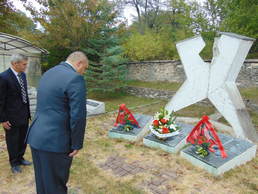 Свежо цвеќе за борците на НОБ