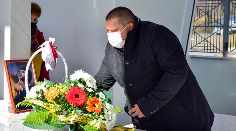 Свежо цвеќе за уште еден роденден на Тоше Проески