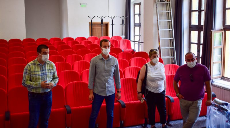 Завршни работи во салата за театар и кино, Претседателот на совет и УНДП на увид